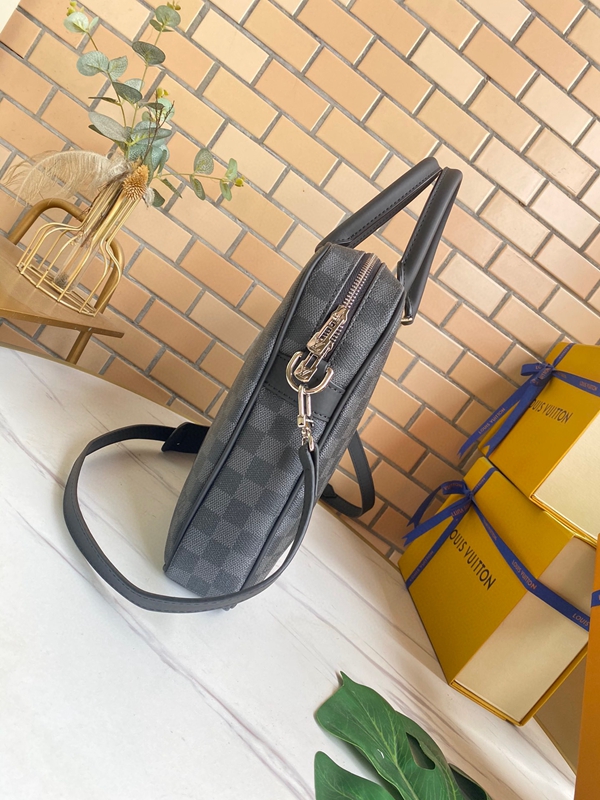 ルイヴィトンバッグ背面デザイン